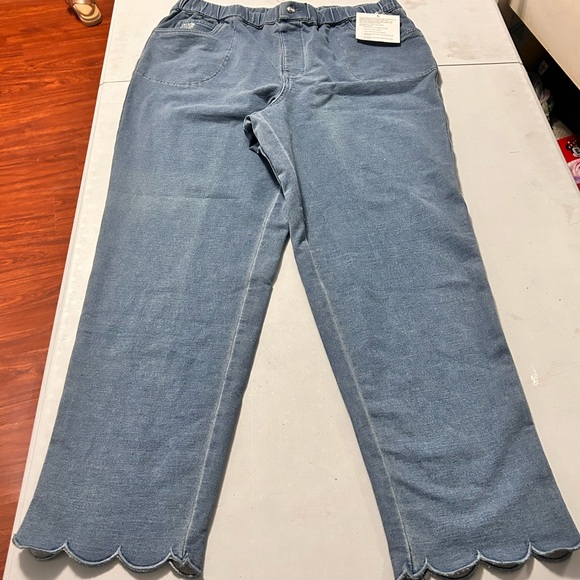 jeans size L but in numerical size it is like 14 -16 it is elastic at the waist - Picture 7 of 8